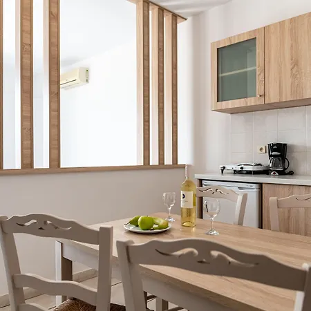 アパートホテル Angela 4*